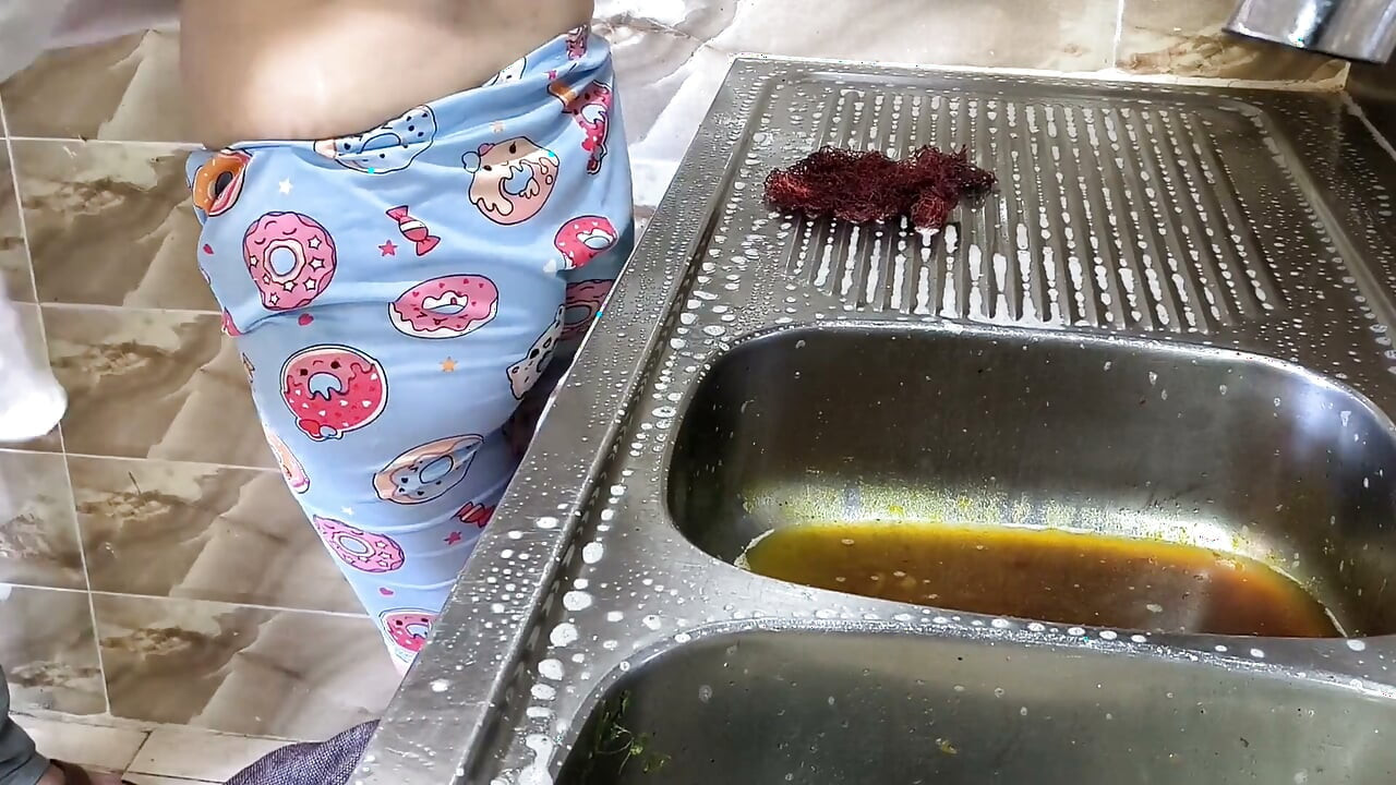 Homem saudita fode empregada árabe na cozinha
