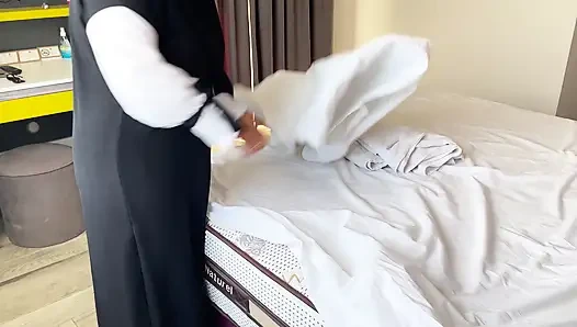 A maid in a hijab was cleaning the room and received a creampie in her p...