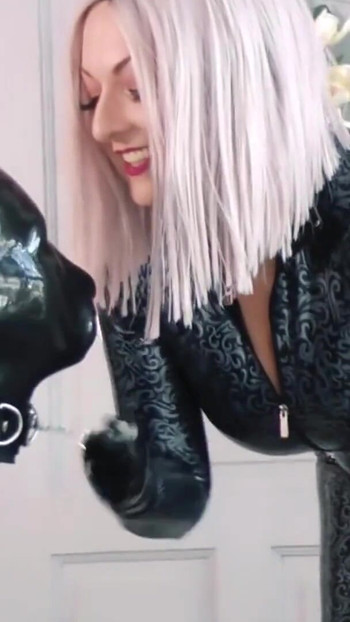 Trebuie să-vezi momentul de la "Jocuri de roluri cu fetiș de cauciuc din latex (vechiul meu videoclip) - Dominatoare feminină pozitivă Arya Grander"