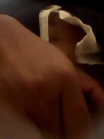 Me puse bien caliente en mi trabajo y me mastube en el bano