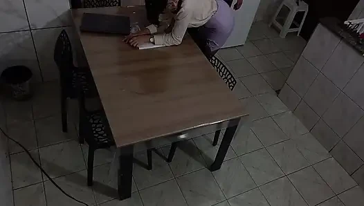 Pantat sekretaris dientot di ruang pertemuan.