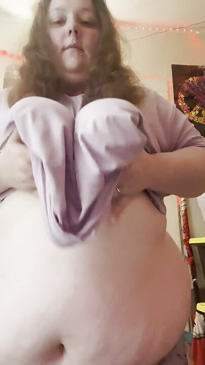 Bbw strips and shakes her ass