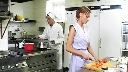 Una delgada chica alemana se desordena y es follada por un chef cachondo
