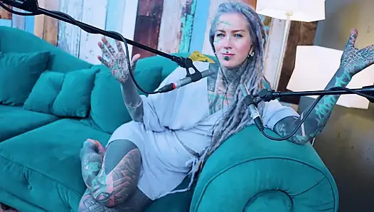 M hakkında konuşuyorum - müzik - asmr podcast sfw konuşuyor gotik sıska kız dreadlocks dövmeli model dövmeli kız