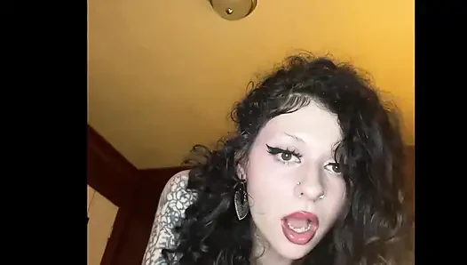 Gotik bakire terapistin seni yavaşça sikmeye başlıyor çünkü karın sana izin vermiyor