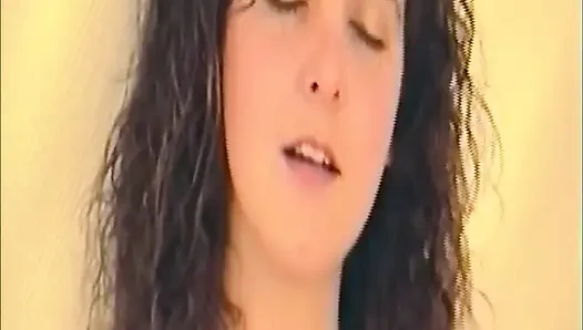 Brunette melucuti pakaian dalamnya sambil pamer toket besarnya di ranjang