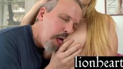 Un beau-père baise sa copine