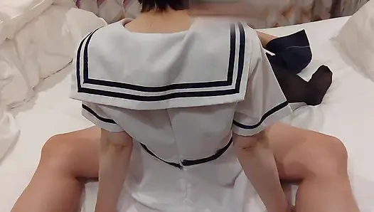 Ketika aku didorong dari bawah seperti itu, rasanya enak banget aku nggak bisa menahan suaraku. Air mani muncrat dari belakang memekku.