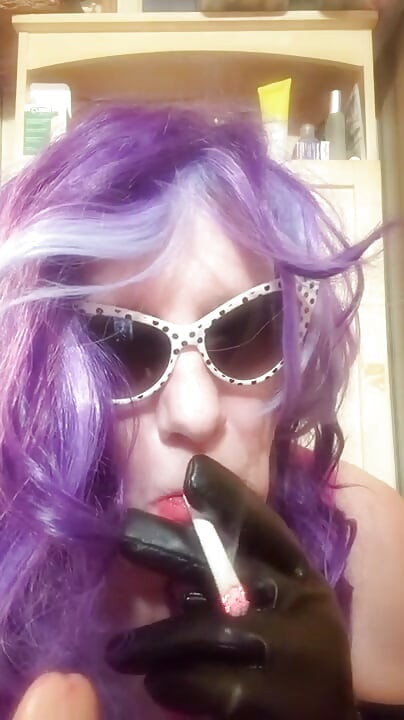 MATURE CD COCK SUCKER SMOKING VS 120 MENTHOLS