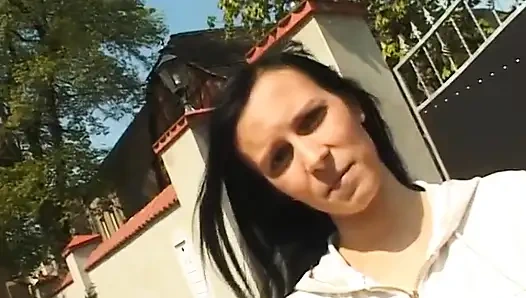 Красотка-брюнетка мастурбирует перед минетом в экшене в видео от первого лица