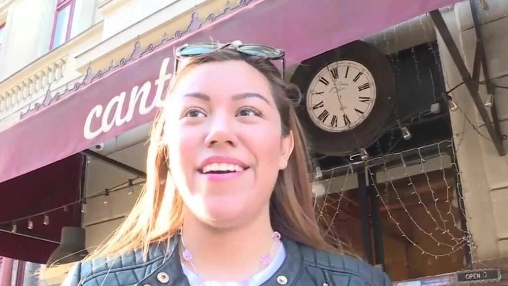 Katie Vasquez'in yüzüne boşalıyor