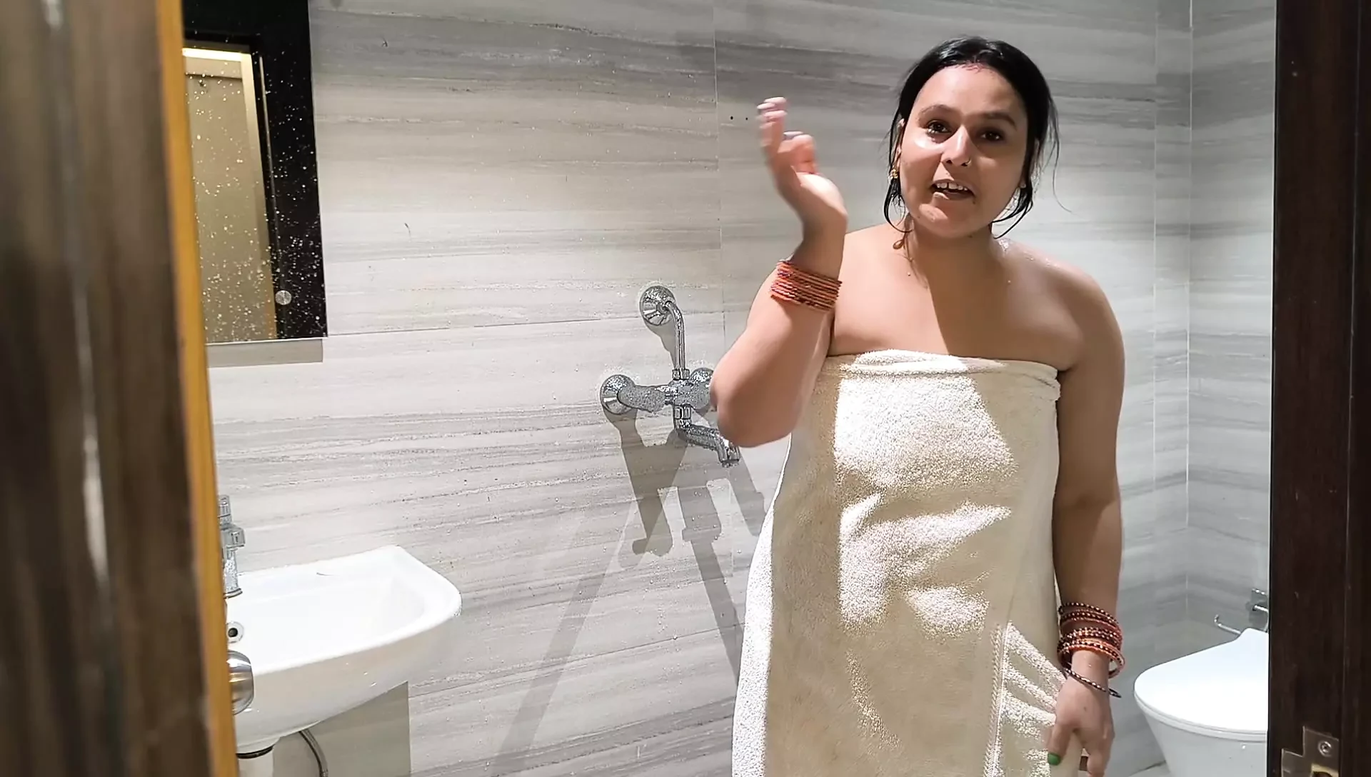 Desi MILF jebanje sa polu sinom koji duboko puši veliki kurac u ružičastu pičku doggy style