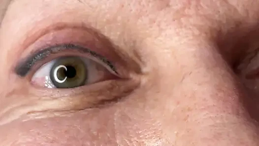 Orta yaşlı seksi kadın son derece yakın çekim göz orgazmı