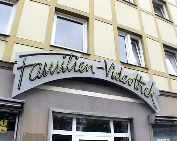 Une Allemande blonde sexy chevauche trois dans le sex-shop