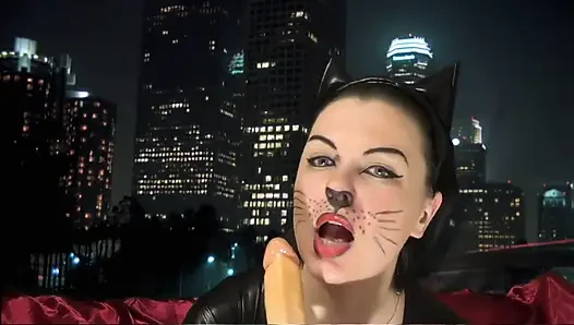 Kitty yarağını sağıyor