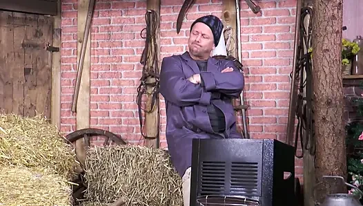Ahırda seksi esmerle ateşli anal seks