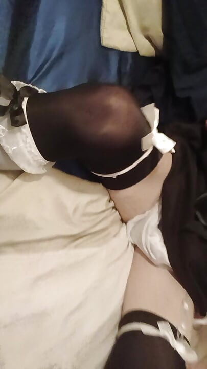 Un garçon en culotte jouit jusqu’à une conclusion brutale