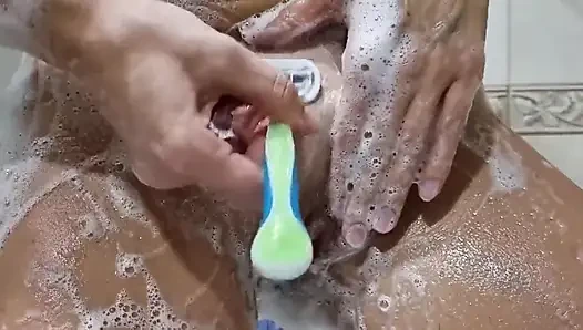 Mencukur memekku.