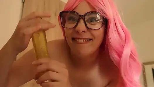 Küçük yarağını emip sıvazlarken aptal yüzler yapıyorum ahegao yüzlerini çekmemi ve komik ifadeler yapmamı izliyorum
