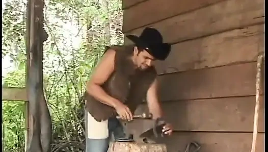 Kovboy adam esmerin götünü yalıyor ve büyük yarakla dolduruyor