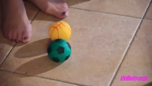 Nyllady lastik sıkıyor hortumlu ayaklarına masaj yapıyor