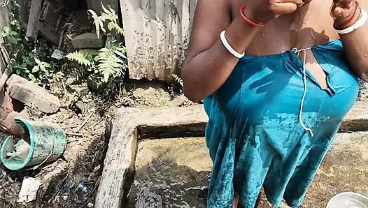 Desi pados ki bhabhi ko nahate samay land Chus aaya