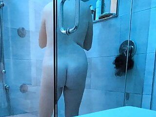 Rondborstige brunette wordt bekeken onder de douche - hentai tepels door Andrewtatt