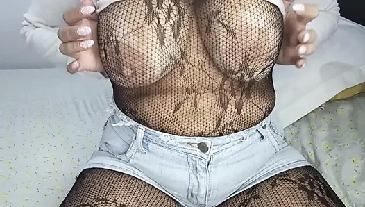 Vollbusige, vollbusige mutter schickt fotos zu ihrem stiefsohn, berührt ihre muschi und schüttelt ihren arsch und lädt ihn nach hause ein