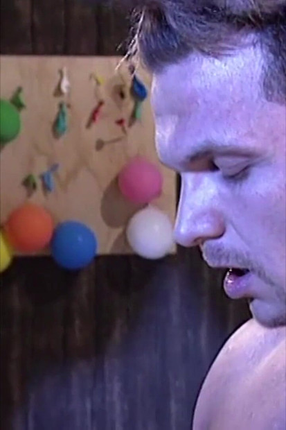 Artista de sleight-of-hand da feira tenta morena muito jovem