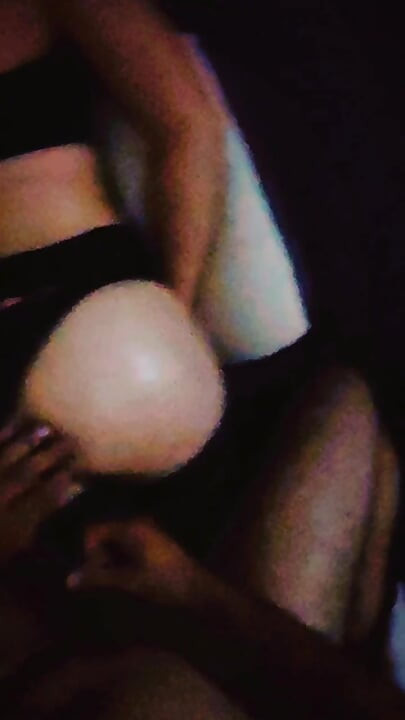 Je l’ai approchée dans la chambre, pendant qu’elle pensait que j’étais le mari, j’étais tellement excitée que j’ai dû l’enfoncer dans elle