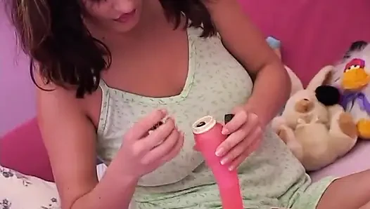 Sexy brunette teen toys her wet cunt on the bed