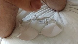 Sborrata sul reggiseno bianco