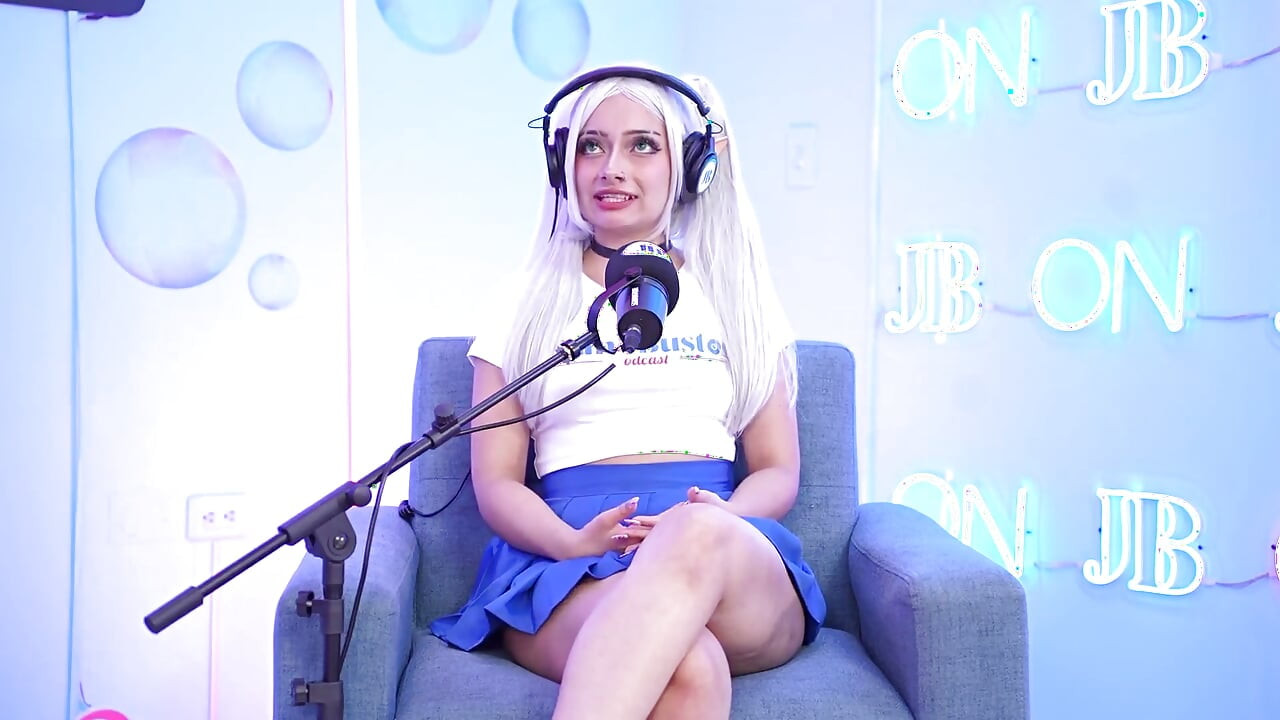 Angelgates dziwka cosplayer, który tryska podczas palcowania jej mocno, pulsująca cipka obiema rękami!