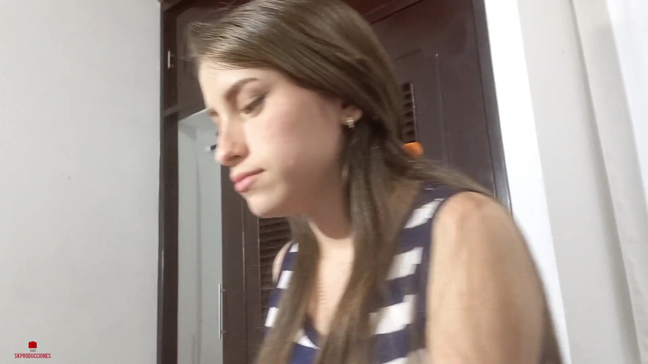 無邪気な顔をした義理の妹は、私に素晴らしいオーラルをさせてほしいと頼みます