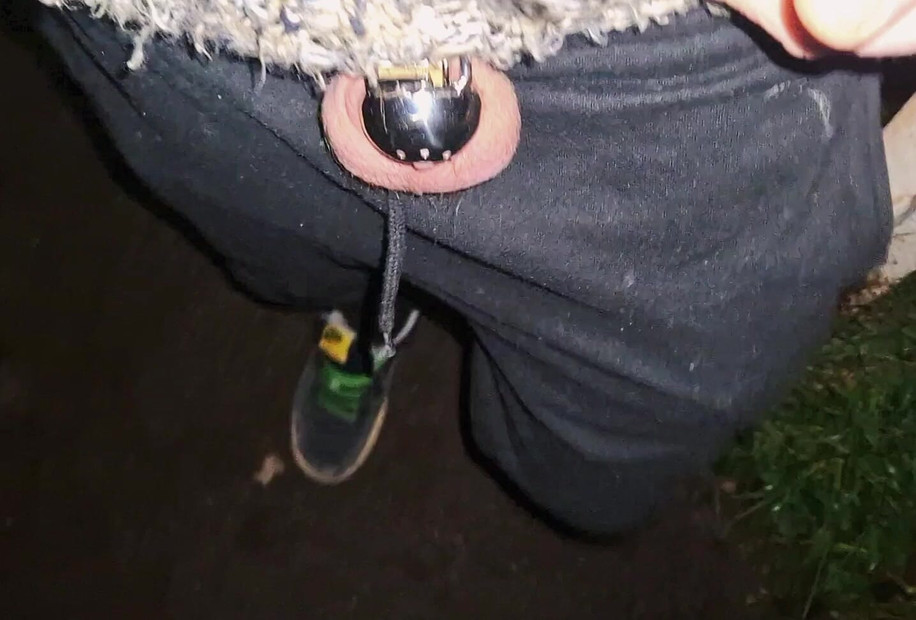 Dečko iz čistoće javno pokazuje svoj kavez za