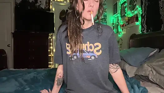 rauchende fetisch-masturbation, tropfnasse haarige muschi