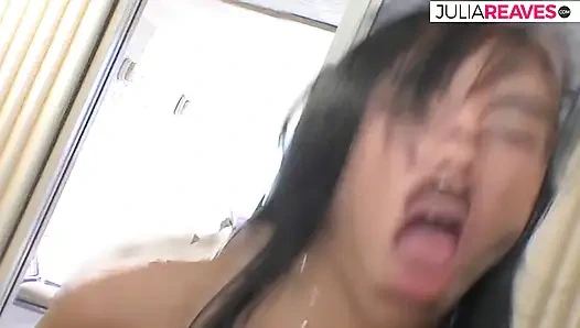 Cewek seksi nyepong kontol besar lalu dientot habis-habisan di sofa