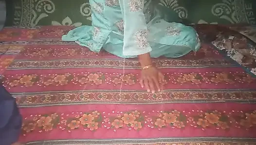 Öğretmen sevimli ateşli bakire öğrencisini baştan çıkardı. Hintli bakire liseli kız ilk kez (sınıf) öğretmenle seks yapıyor