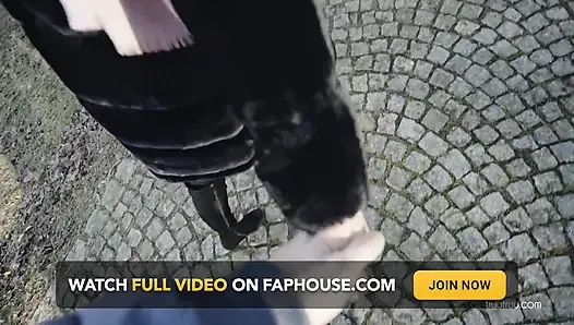 Tinder'dan rastgele adamla yürüyüşte riskli halka açık sikiş