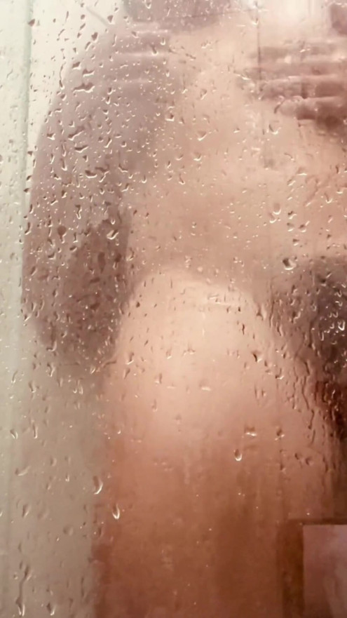 MILF filmt sich selbst beim waschen ihrer haarigen muschi im badezimmer | Clip 1