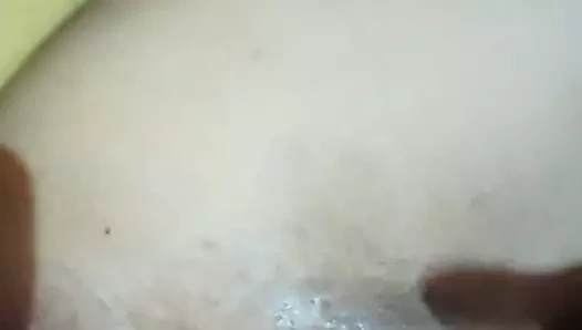 Lusi masturbasi di depan pria lain di webcam sementara pasangannya