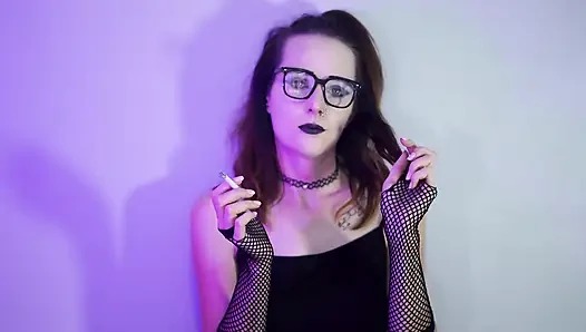Gadis gotik lagi asik merokok sambil ngecrot stoking jala