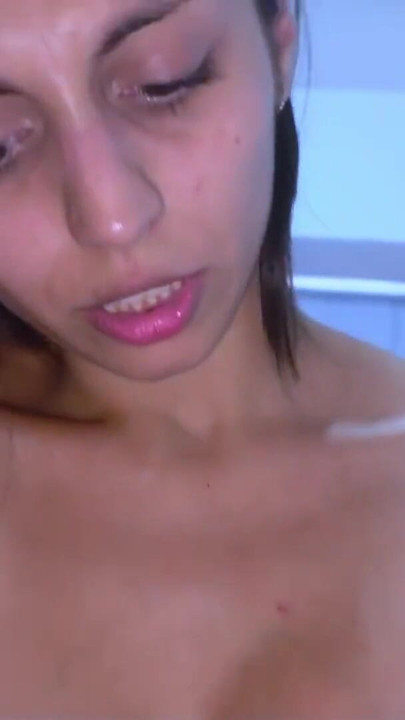 Latina rabuda quer comer o pau da amiga | Clipe 1