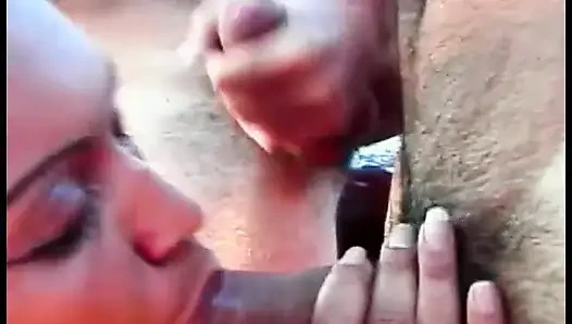 Heiße brasilianische süße sandra schlug ihren freunden vor, ihr auto zu waschen und bisexuellen spaß grasrasen zu haben