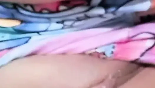 India touches the pussy until it squirts