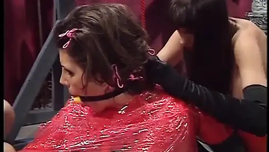 Ateşli hatunlar BDSM fantezilerini ifade ediyor