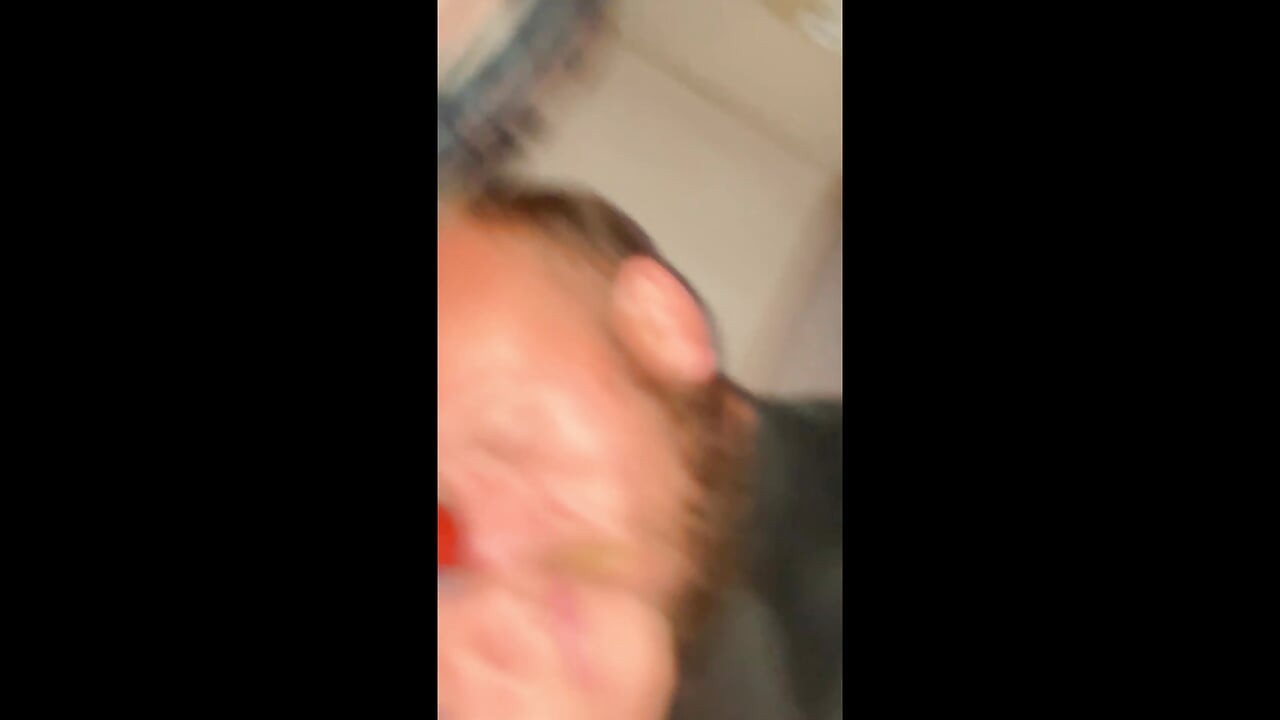 Une compilation de salope à forte poitrine prenant une grosse bite blanche de son maître