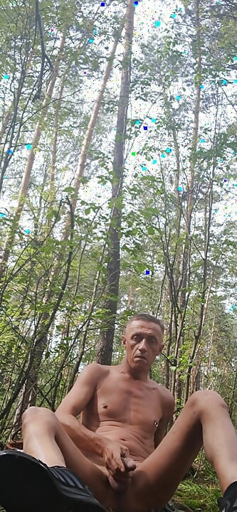 Mersul gol prin pădure. Mă masturbez și îmi ling sperma.