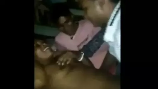 インド人の女の子がボーイフレンドにキスしてセックス