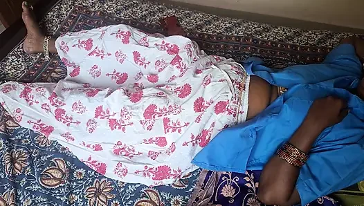 Hintli evli evli kadın ev sahibiyle anlaşma yapmak için göbeğini gösteriyor